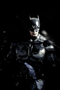 科幻剧《最后生还者》海报，主角在末日废墟中前行