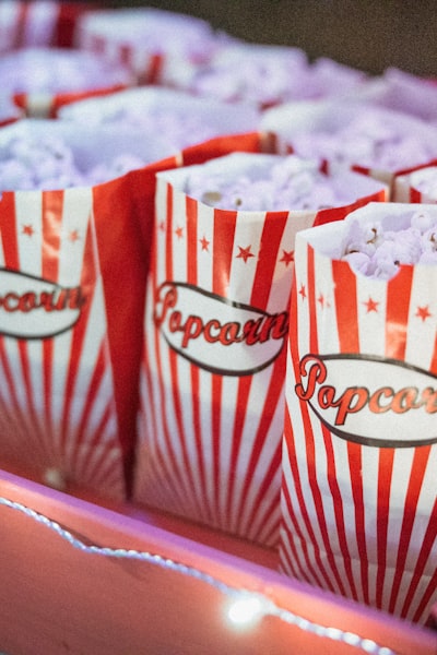 现代都市剧《狂飙》海报，张译与张颂文对峙场景